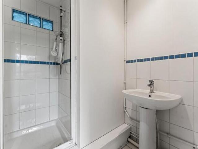 Apartment for sale in Summerstown, Greater London