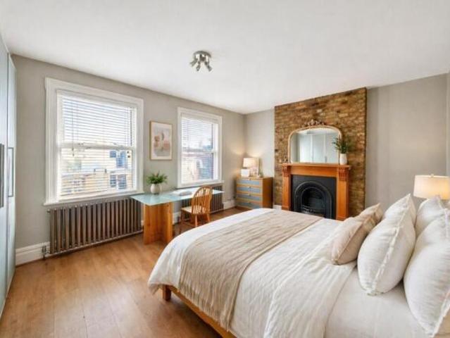 Apartment for sale in Streatham Hill, Greater London