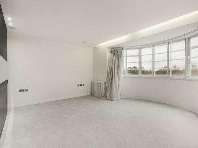Apartment for sale in Lyons, Greater London