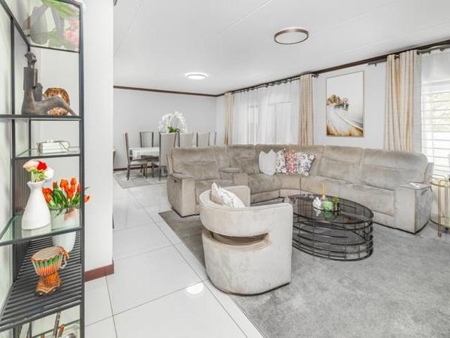Apartment for sale in Vosloorus, Gauteng
