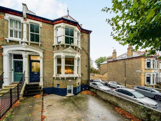 Apartment for sale in Cat Hill, England