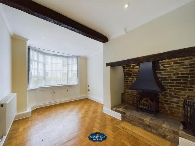 Apartment for rent in Abbey End, Green Close