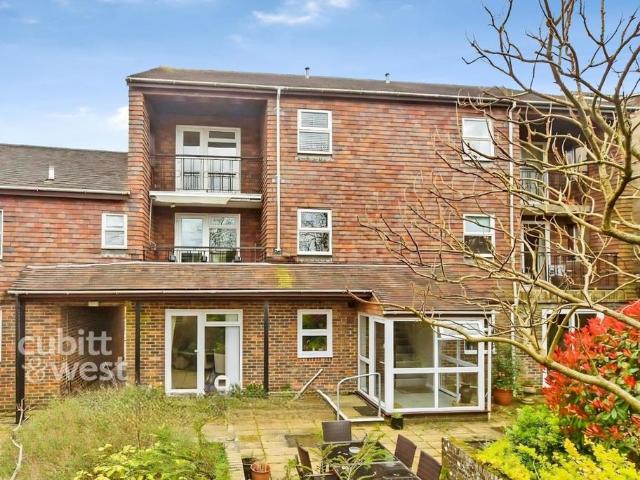Flat for rent in Perryfields, West Sussex