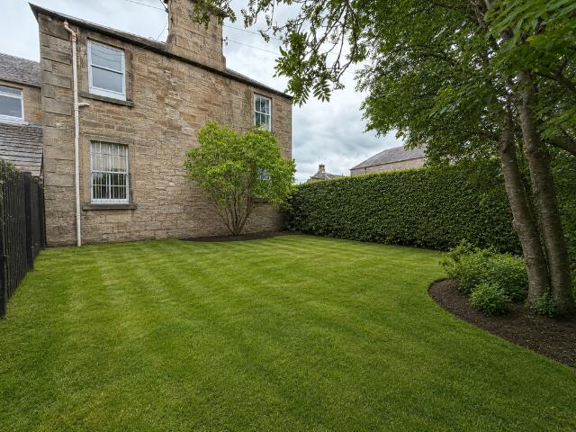 Flat for rent in Birkenside, Forebridge