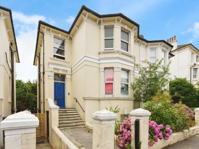 Flat for rent in Aldrington