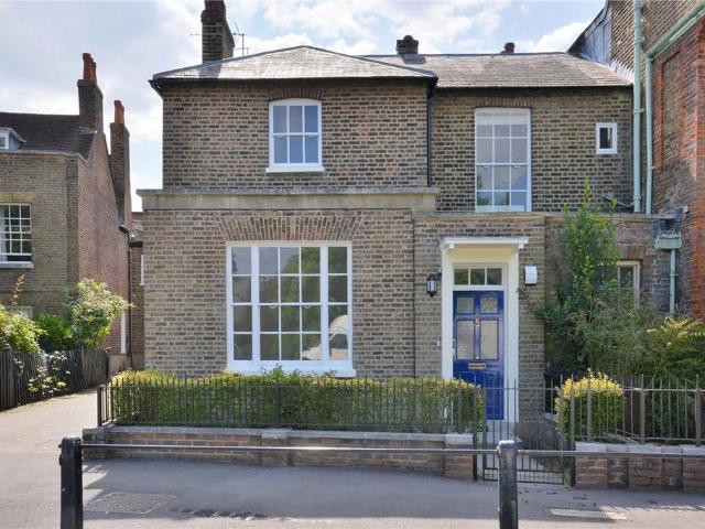 Flat for rent in Kew, Greater London