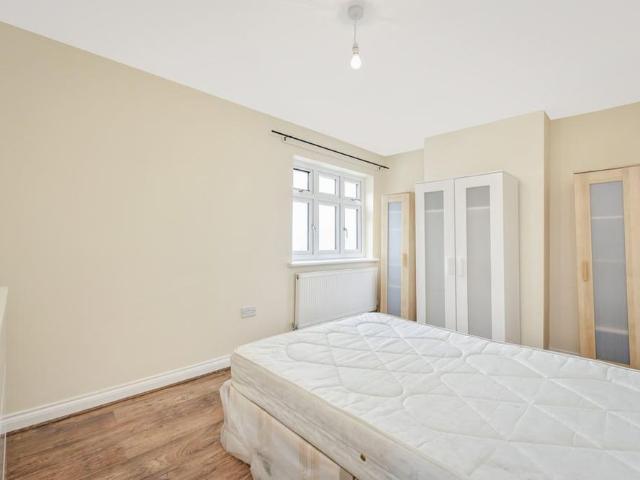 Apartment for rent in Whitton, Greater London