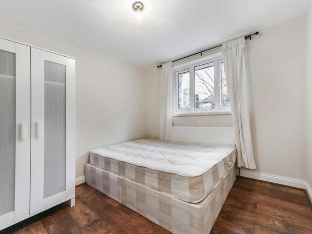 Apartment for rent in Strawberry Hill, Greater London
