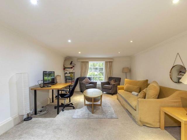 Apartment for rent in Silvermills, New Town