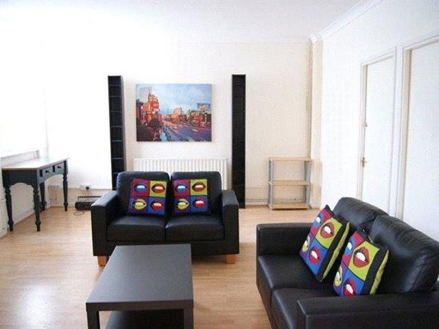 Flat for rent in Calderstones