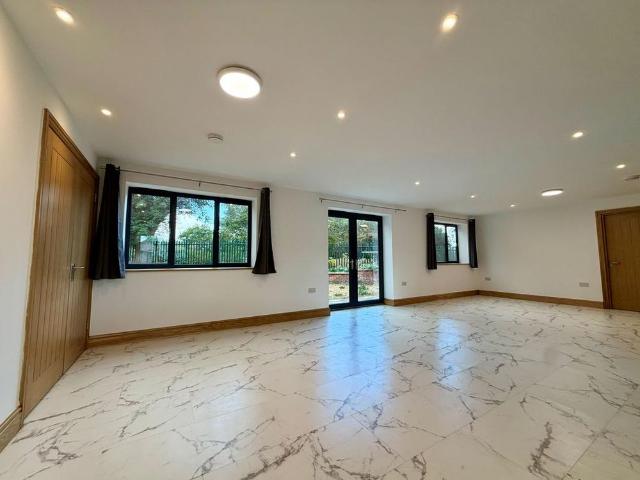 Apartment for rent in Blackdown, Green Close