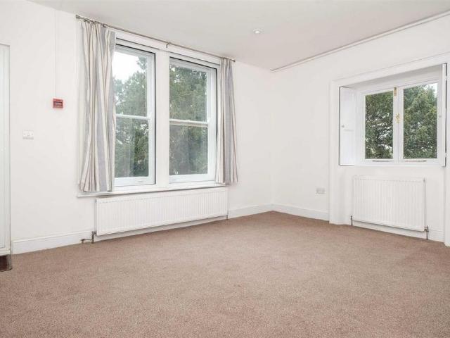 Apartment for rent in Gould's Green, Greater London