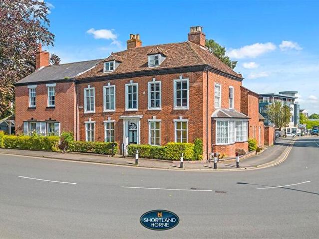 Apartment for rent in Abbey End, Green Close