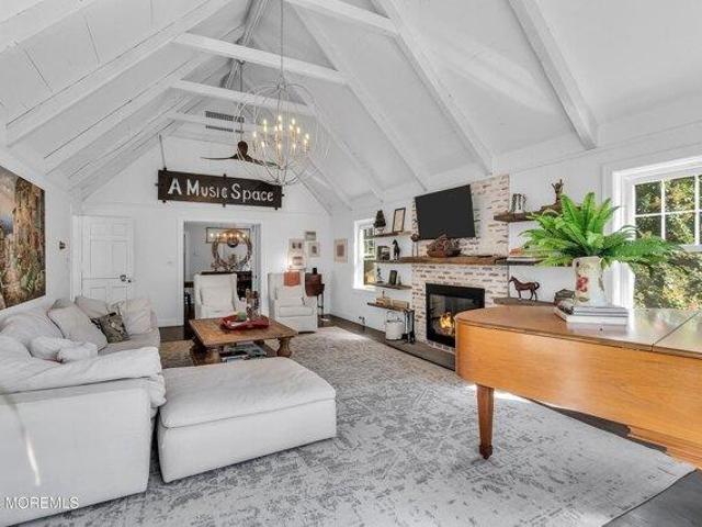 House for sale in Chapel Hill, Middletown Township