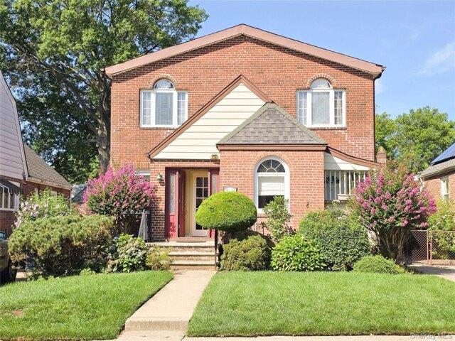 House for sale in Queens, Arverne