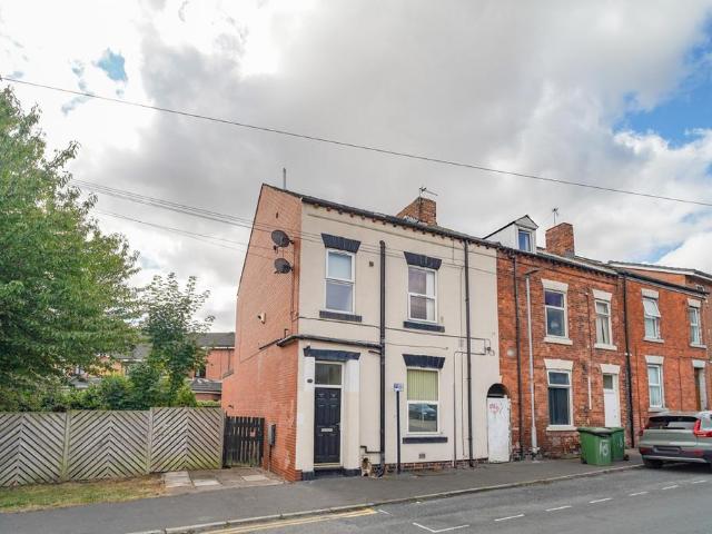 Flat for sale in Eastmoor, West Yorkshire