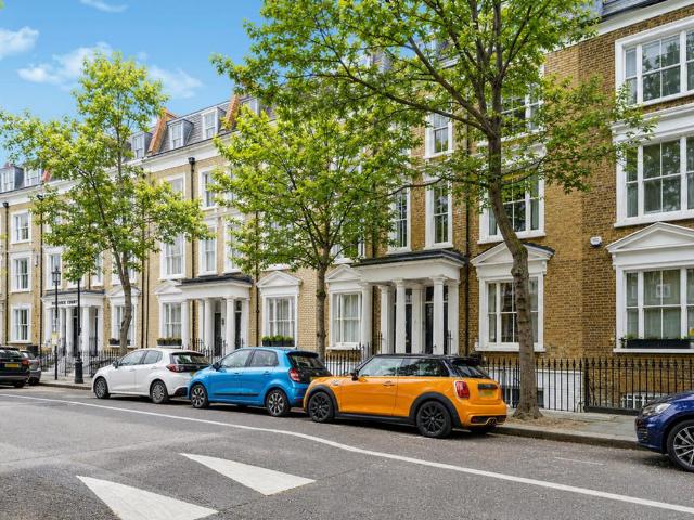 Flat for sale in Earl's Court, Greater London