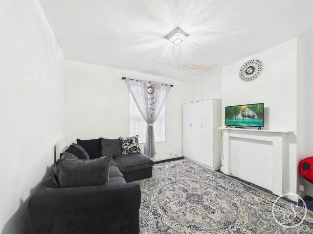 Flat for sale in Beeston, Leeds