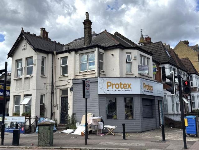 Flat for sale in Bowes Park, Greater London