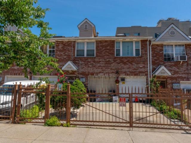 House for sale in The Bronx, Arverne