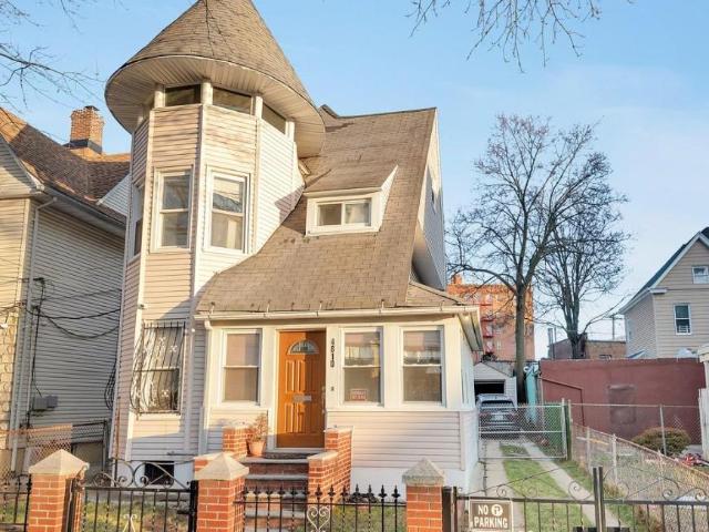House for sale in The Bronx, Arverne