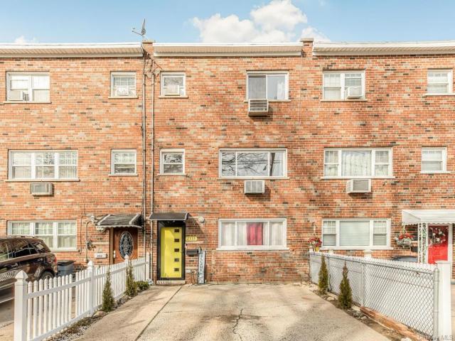 House for sale in The Bronx, Arverne