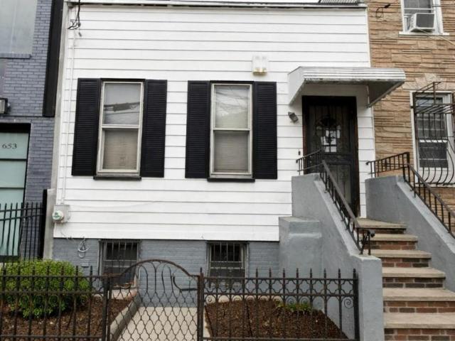 Townhouse for sale in Arverne, New York