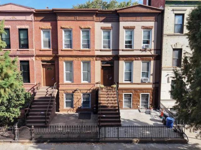 Townhouse for sale in Arverne, New York