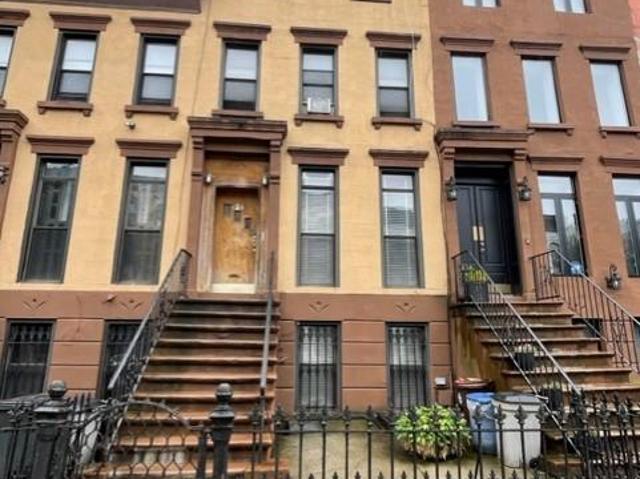 Townhouse for sale in Arverne, New York