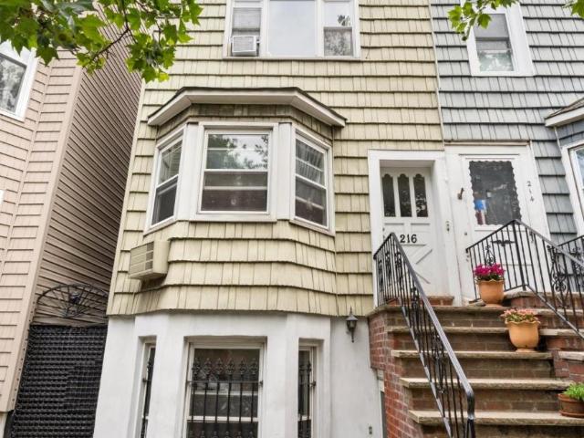 Townhouse for sale in Arverne, New York