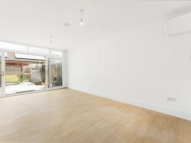 Bungalow for rent in Hackney Wick, Greater London