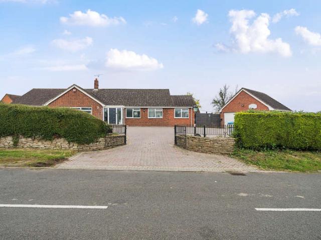 Bungalow for sale in Strensham, Crookhill