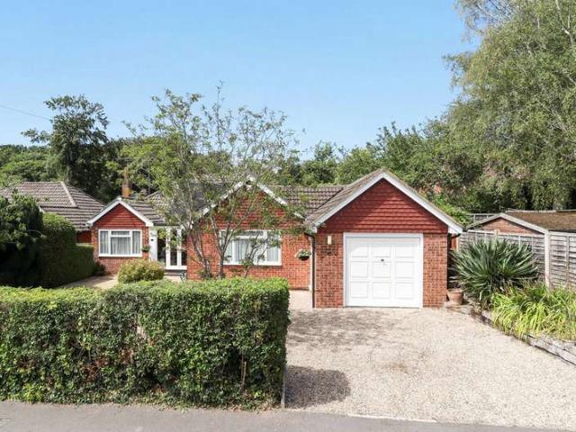 Bungalow for sale in Heol-las, Surrey