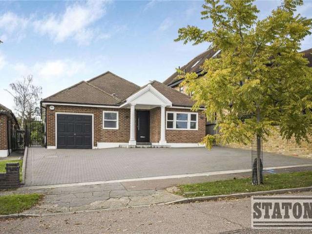 Bungalow for rent in Hadley Wood, Greater London