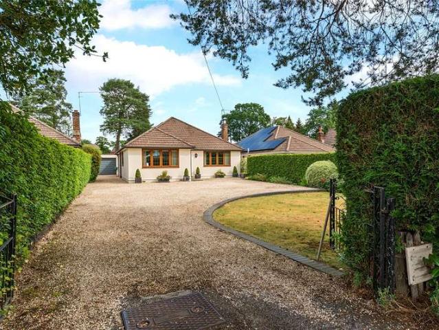 Bungalow for sale in Heol-las, Surrey