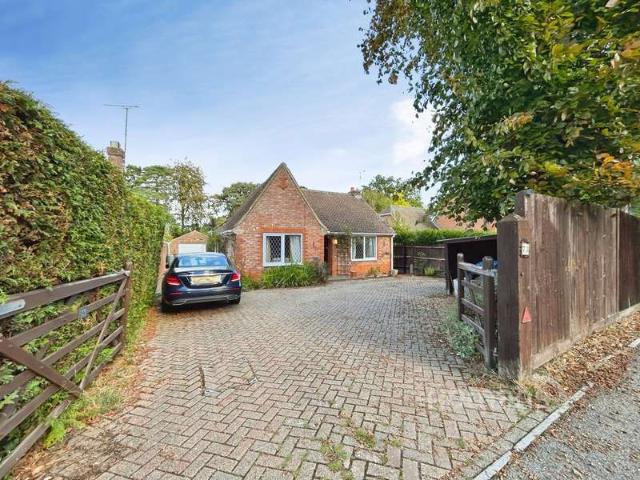 Bungalow for sale in Church Crookham, Hart