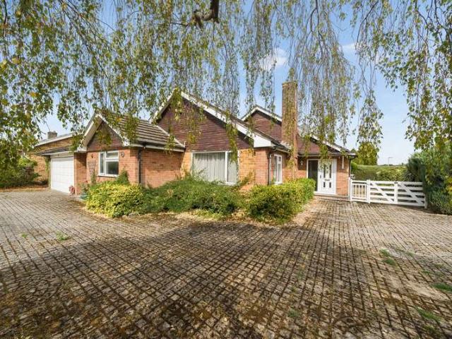 Bungalow for sale in East Oakley, Basingstoke and Deane