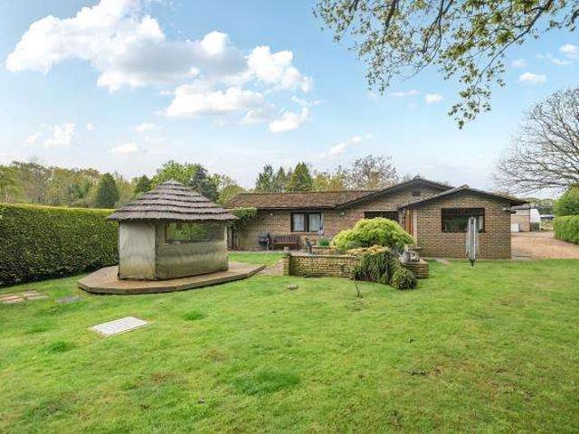 Bungalow for sale in Heol-las, Surrey