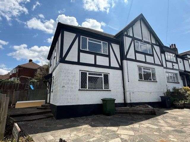 Bungalow for rent in London Borough of Croydon, Greater London