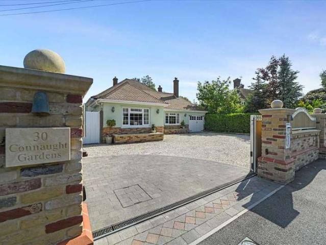 Bungalow for sale in Holland-on-Sea, Dale Hill