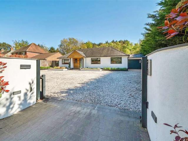 Bungalow for sale in Heol-las, Surrey