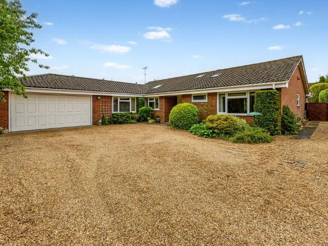 Bungalow for sale in Hatching Green, Five Acres