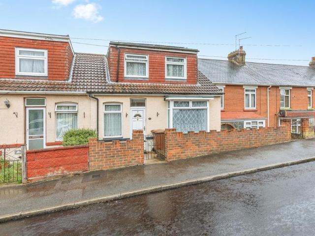 Bungalow for sale in Luton, Chatham