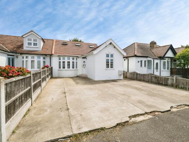 Bungalow for sale in Hornchurch, Greater London