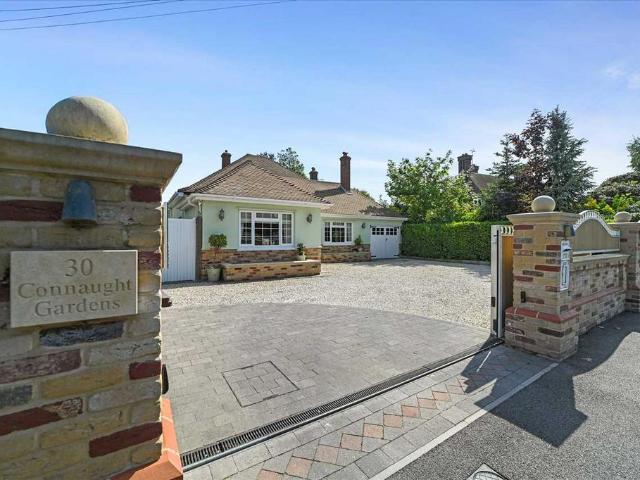 Bungalow for sale in Holland-on-Sea, Dale Hill