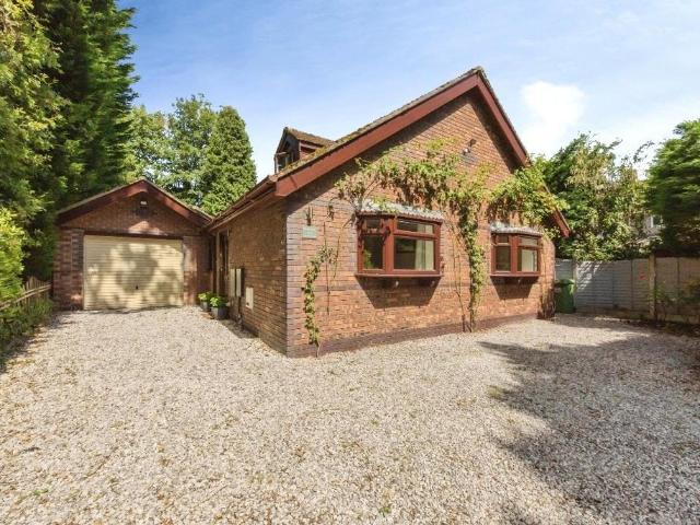 Bungalow for sale in High Legh