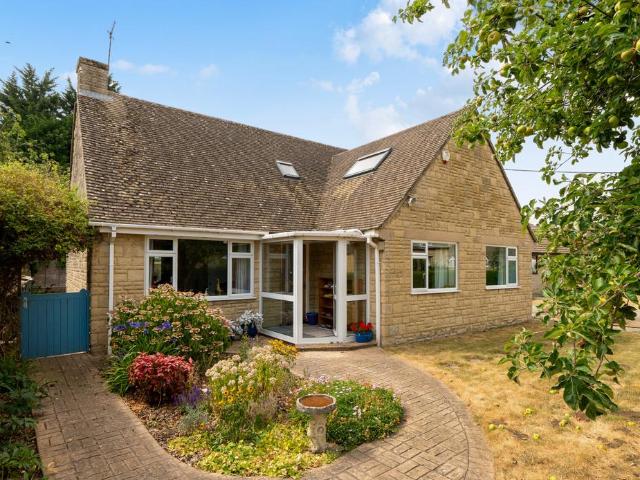 Bungalow for sale in Hanborough, Black Bourton