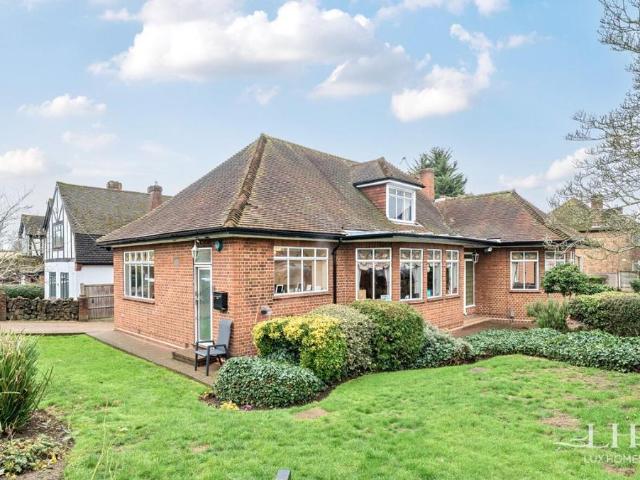 Bungalow for sale in Gidea Park, Greater London