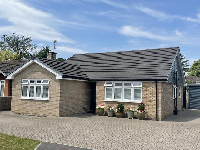 Bungalow for sale in Fleet, Hart