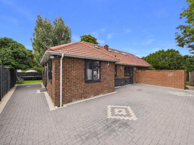 Bungalow for sale in Yiewsley, Greater London